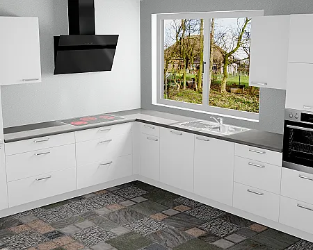 Moderne Küche mit weißen Schränken, Geräten und einem Fenster mit Blick auf Bäume