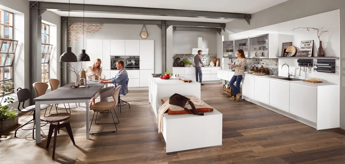 Große moderne Küche mit Essbereich