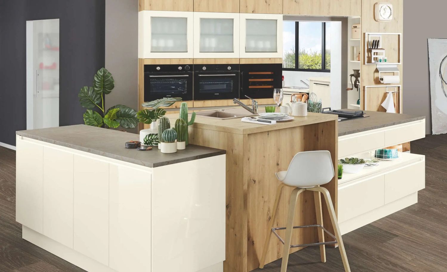 Helle hochmoderne Küche mit Holzelementen