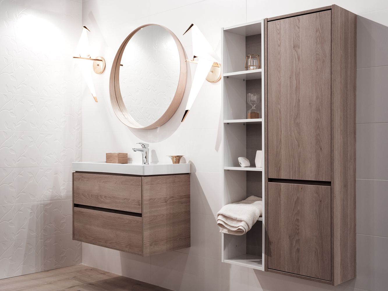 Modernes Badezimmer mit Holzschränken und rundem Spiegel