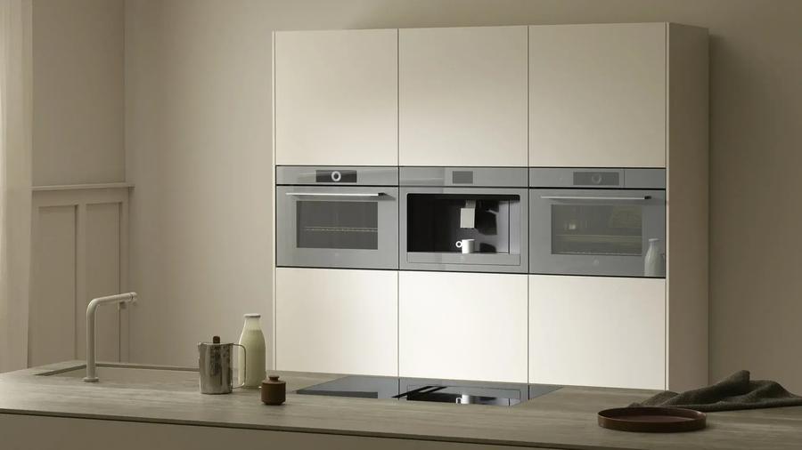 Kaffeemaschine in einer hellen modernen Küche