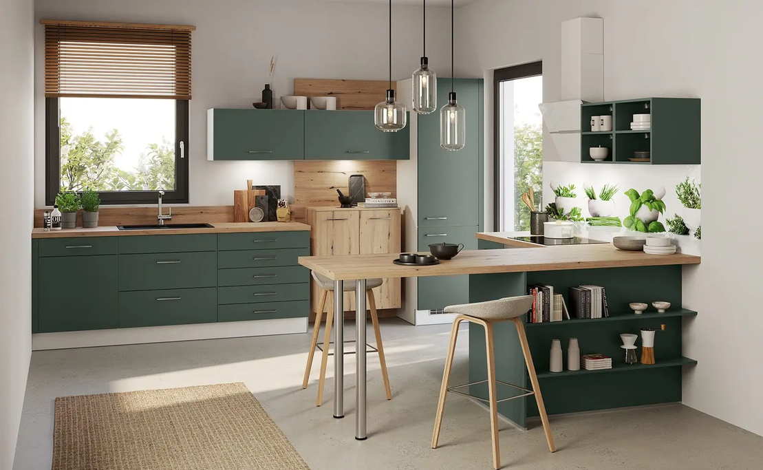 Helle hochmoderne Küche mit Holzelementen und grünen Schränken