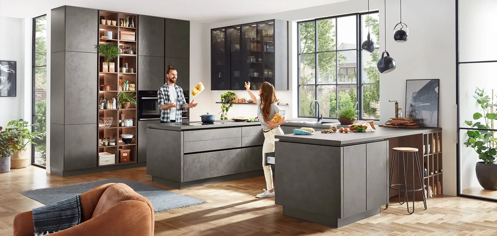 Hochmoderne dunkle Designerküche