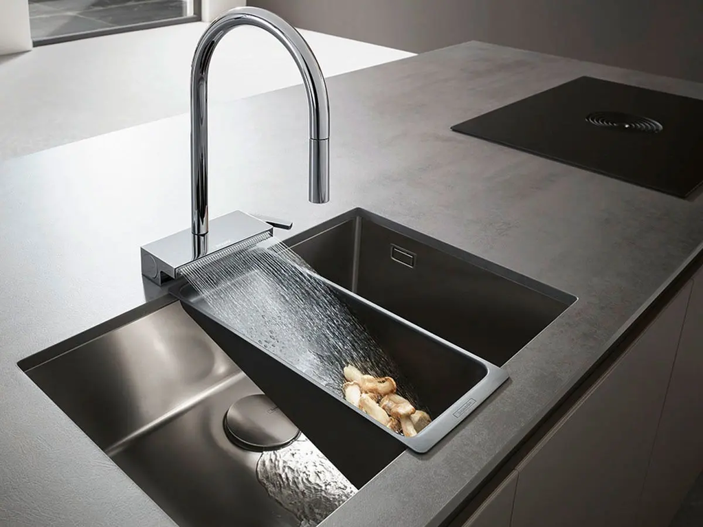 Dunkles modernes Waschbecken in Aktion