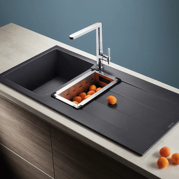 Moderner Wasserhahn mit Aprikosen darin