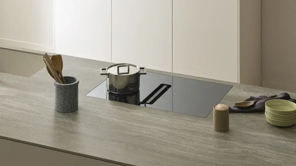 Moderne Herdplatte in einer Küchenzeile aus Holz