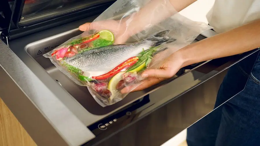 Frische Fisch mit Gemüse in einer vakuumierten Tüte