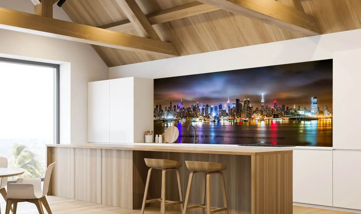 Moderne helle Küche mit Holzoptik