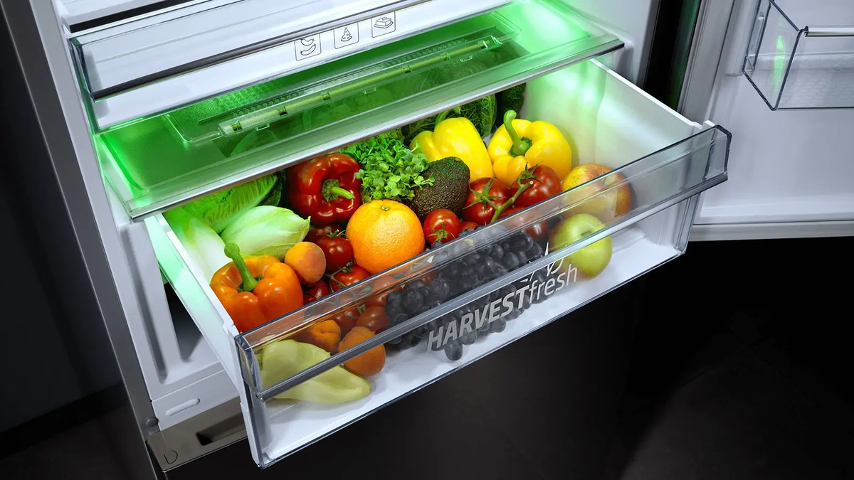 Frisches Obst und Gemüse im Kühlschrank