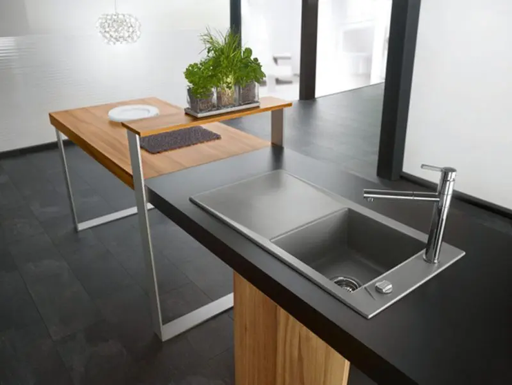 Moderne Küchenleiste mit Wasserhahn integriert