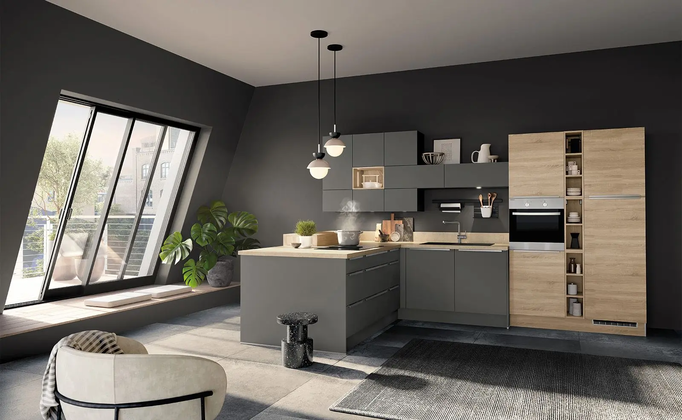 Hochmoderne dunkle Küche mit hellen Holzschränken