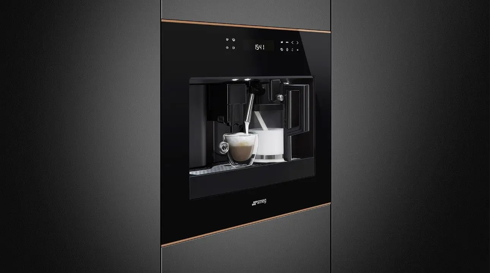 Moderne Kaffeemaschine im Schrank integriert