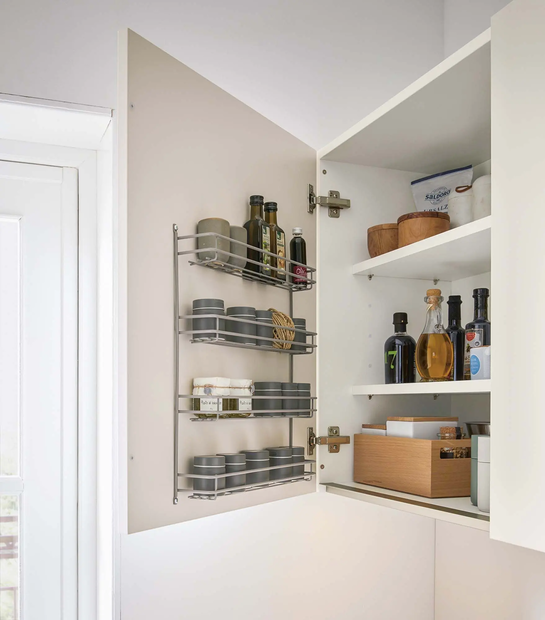 Offener und befüllter heller Schrank