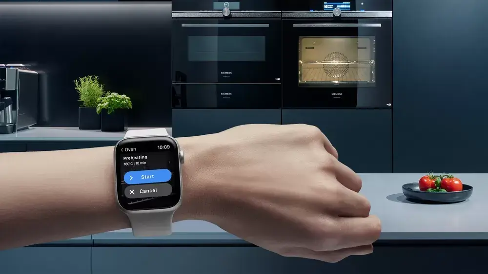 Apple Watch vor einer dunklen modernen Küche