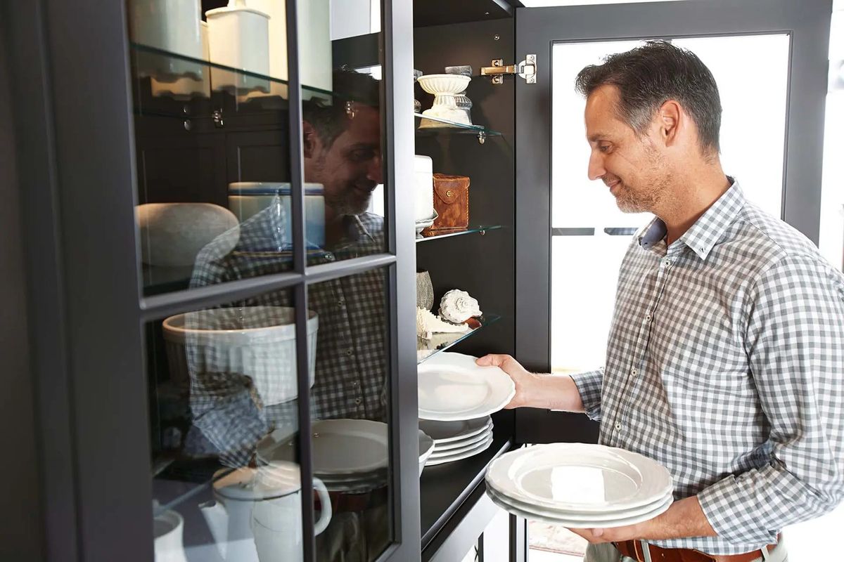 Moderne Vitrine in der Geschirr aufbewahrt wird