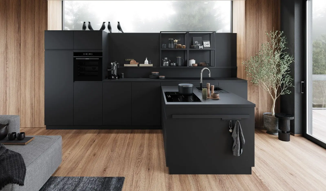Hochmoderne dunkle Küche mit dunklen Holzschränken