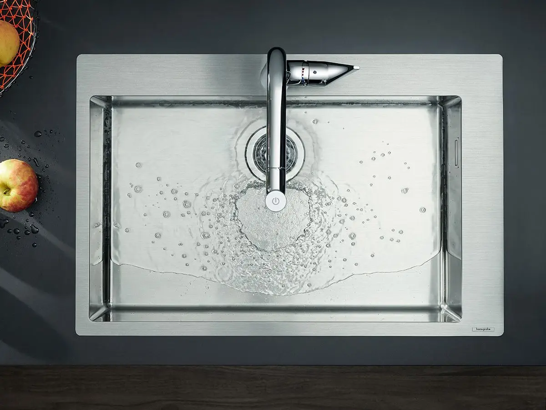 Silbernes Waschbecken von oben