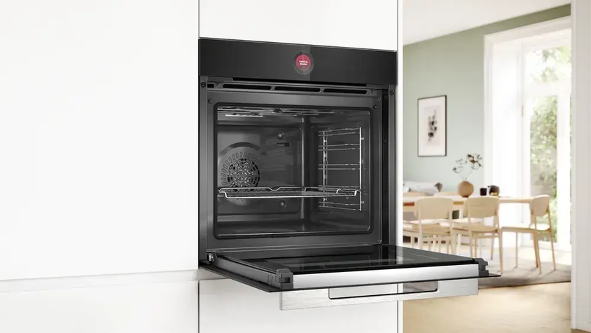 Schwarzer moderner Pyrolyse-Backofen der geöffnet ist