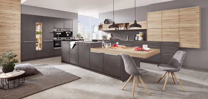 Moderne dunkle Küche mit Holzelementen