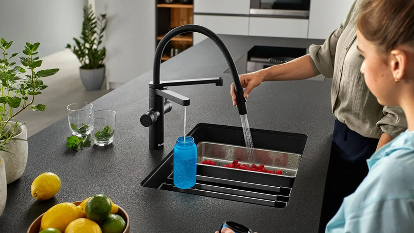 Modernes dunkles Waschbecken wird benutzt
