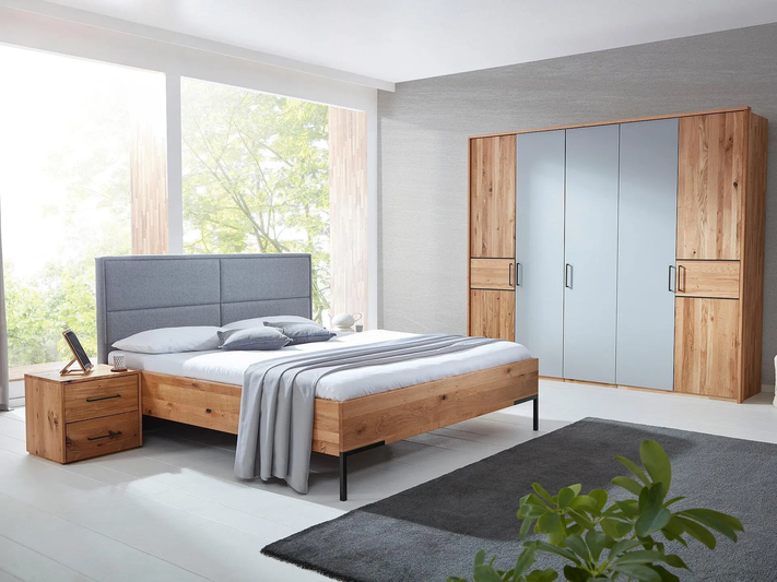 Modernes Schlafzimmer mit Holzelementen