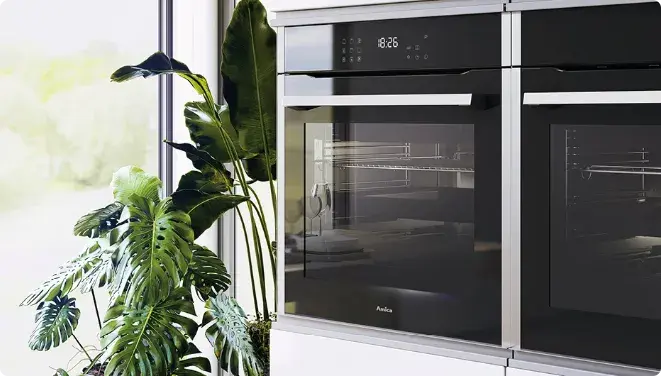 Hochmoderne Küchenausstattung mit Ofen und Mikrowelle
