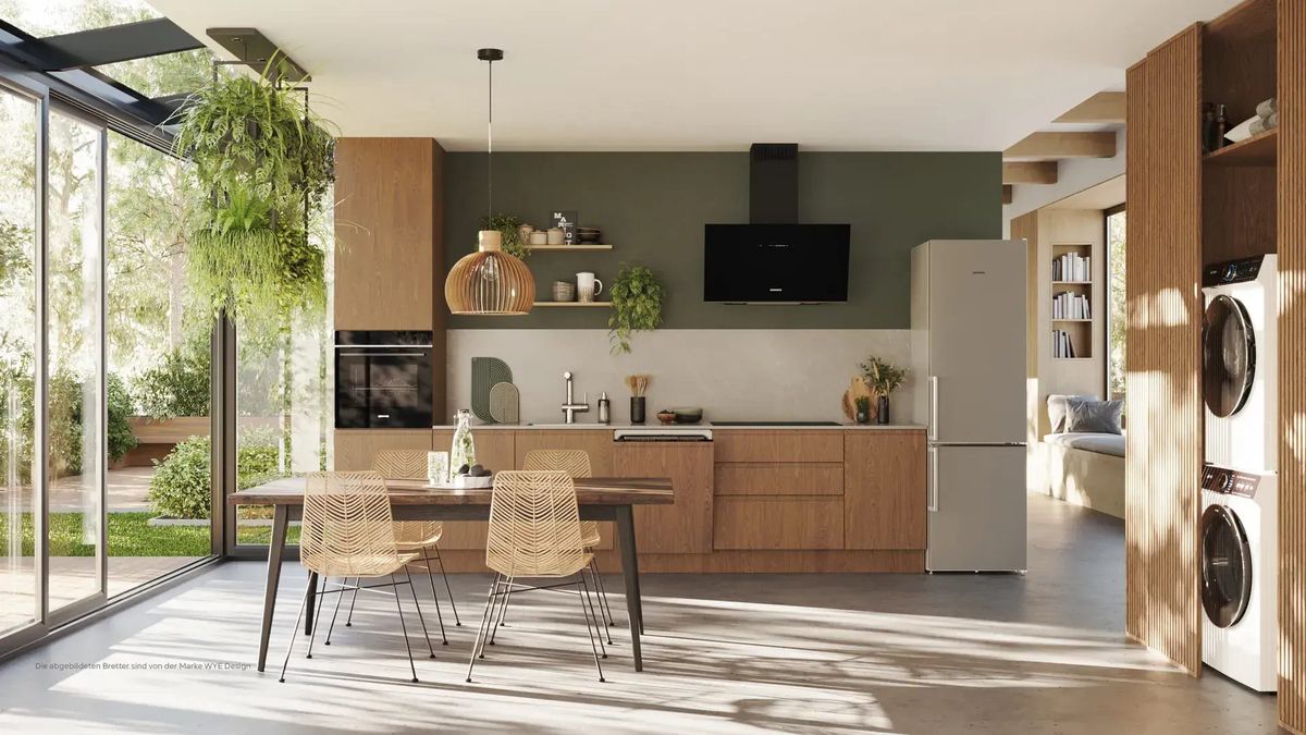 Helle hochmoderne Küche mit Holzelementen