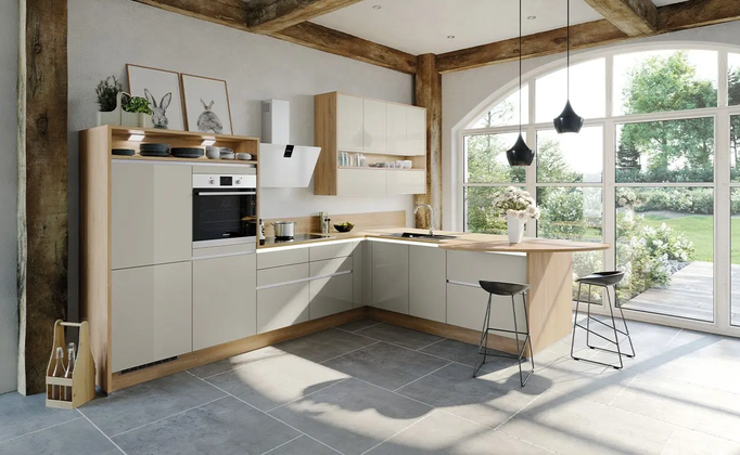 Helle hochmoderne Küche mit Holzelementen