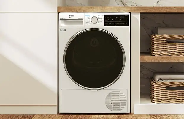 Moderne Waschmaschine in einem hellen Zimmer