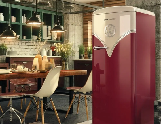 Retro Küche aus Holz mit einem VW-Kühlschrank davor
