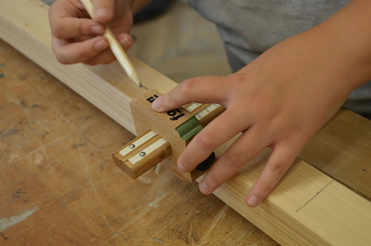 Holzbalken wird abgemessen