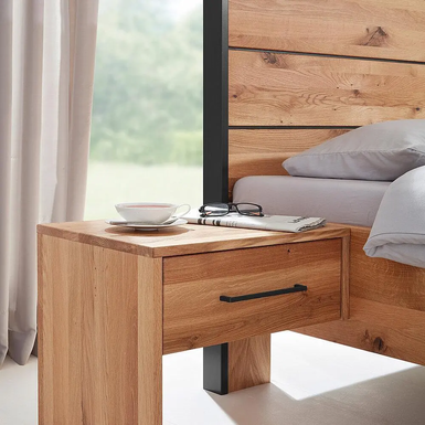 Moderner Nachttisch am Bett integriert