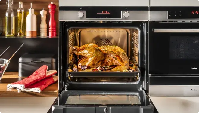 Hochmoderner Backofen, indem ein Huhn gebacken wird