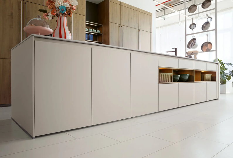 Moderne helle Küche mit Holzoptik