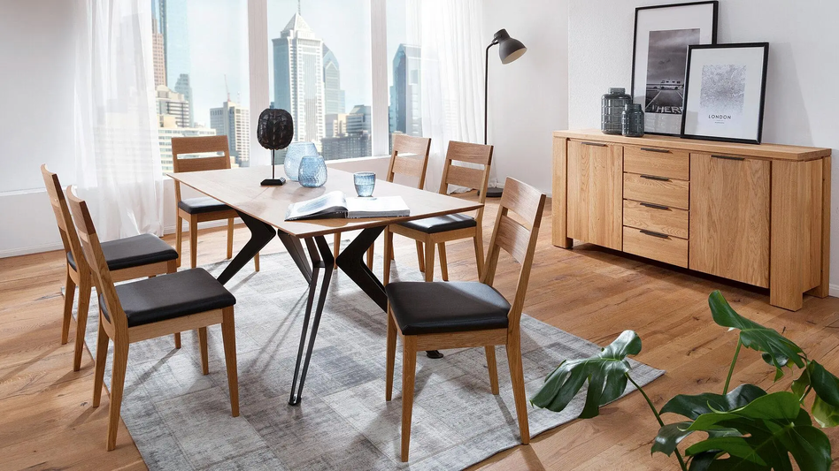 Modernes Esszimmer aus Holzmöbeln