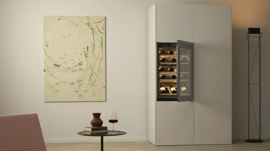 Offener Weinschrank in einer hellen modernen Küche