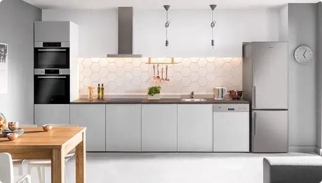 Helle hochmoderne Küche mit einem Holztisch