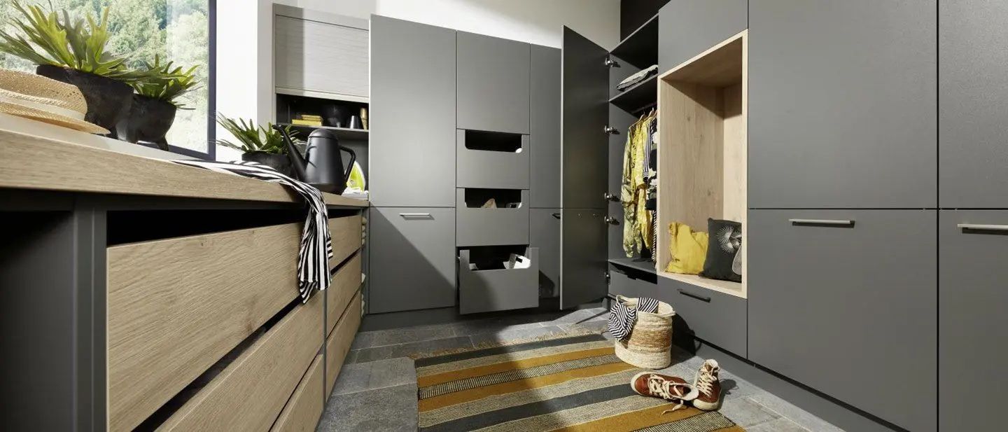 Hauswirtschaftsraum mit offenem Schrank, gestreiftem Teppich und Holzakzenten