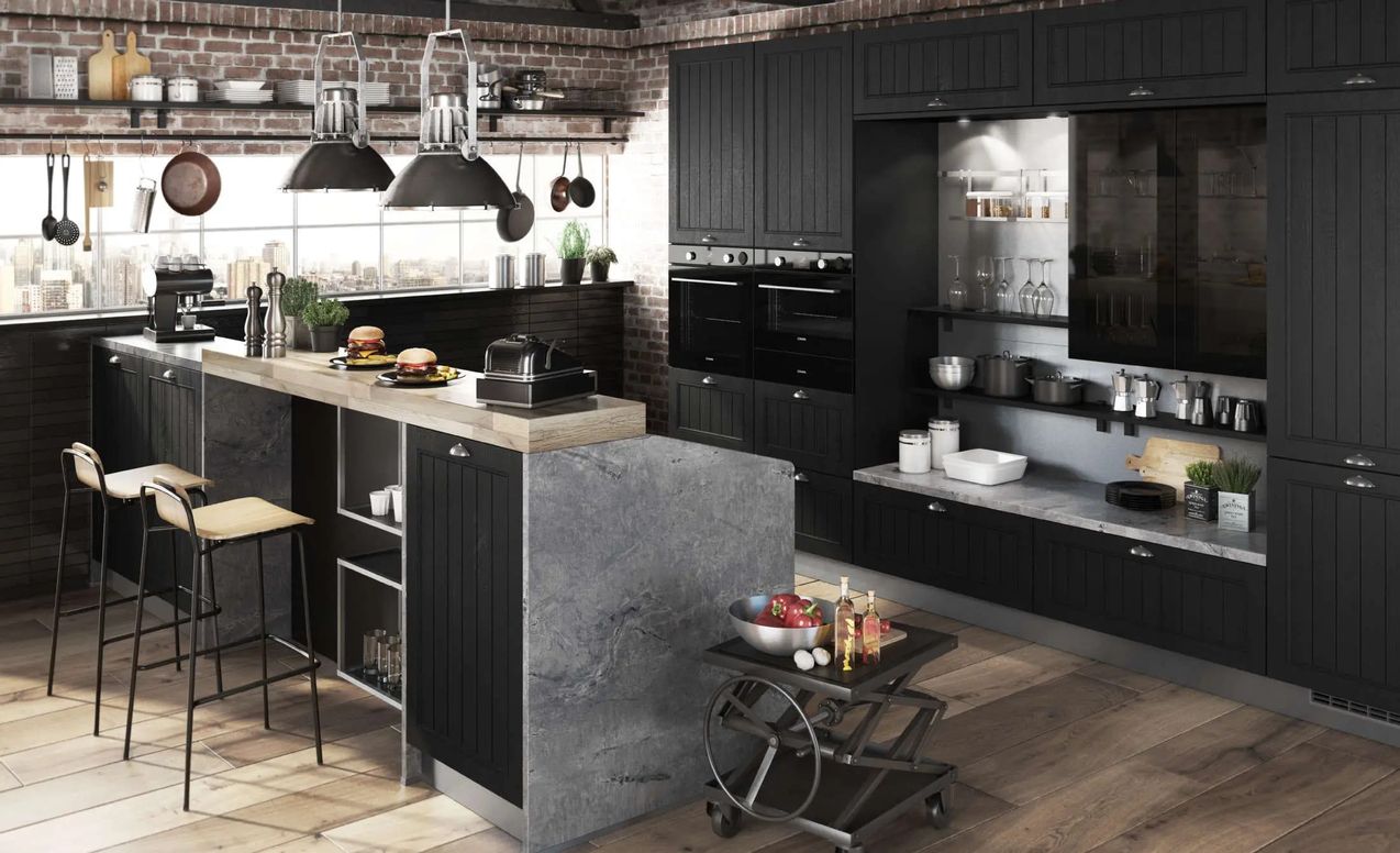 Hochmoderne dunkle Küche mit dunklen Holzschränken