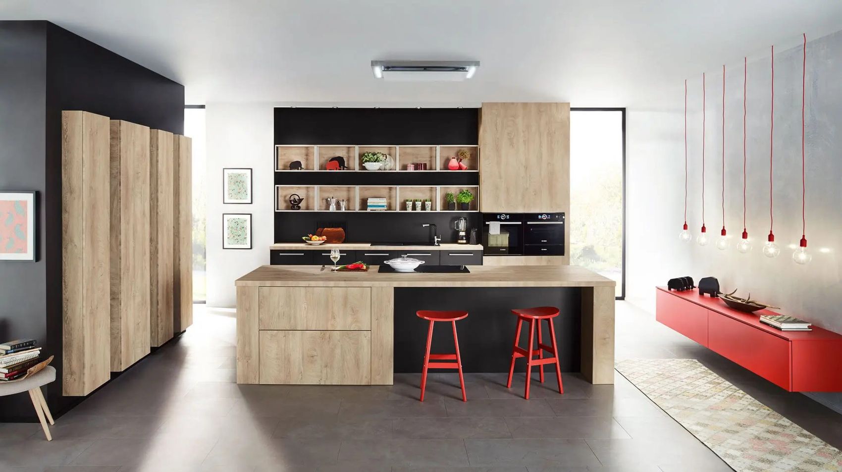 Helle hochmoderne Küche mit Holzelementen
