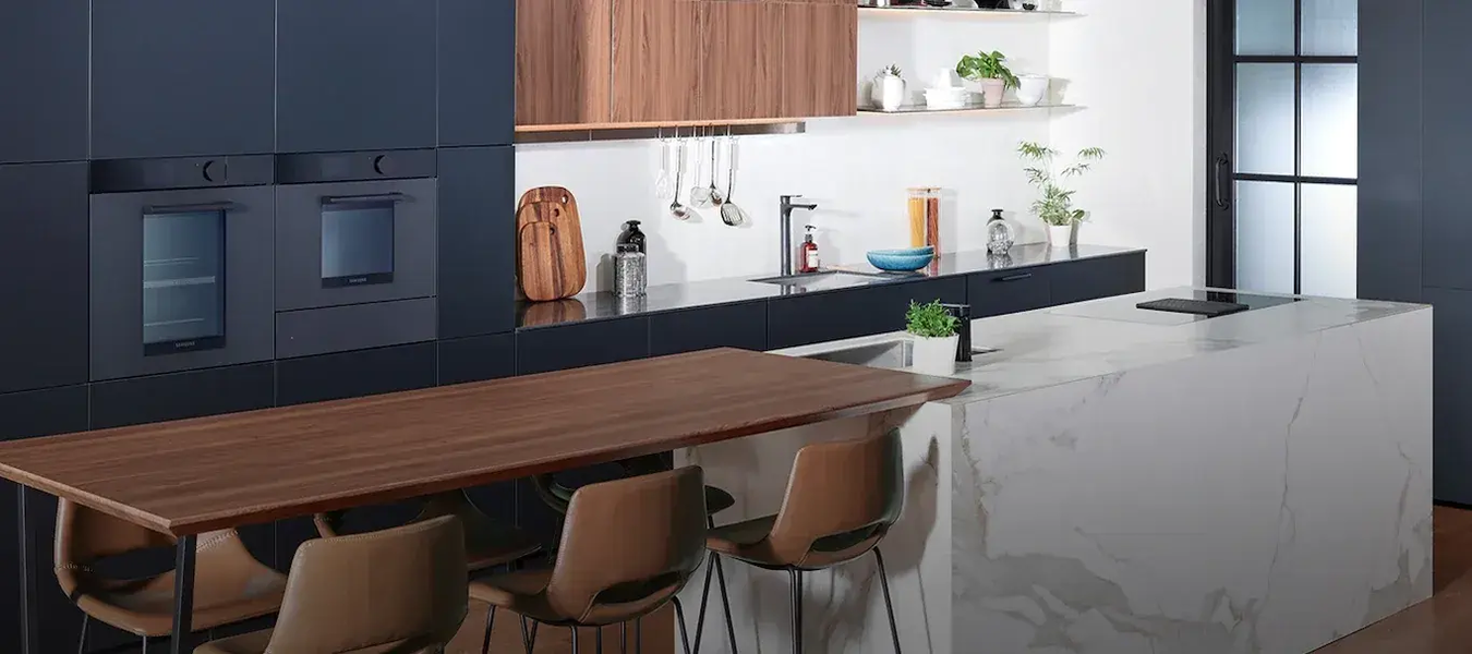 Moderne dunkle Küche mit Marmorlook