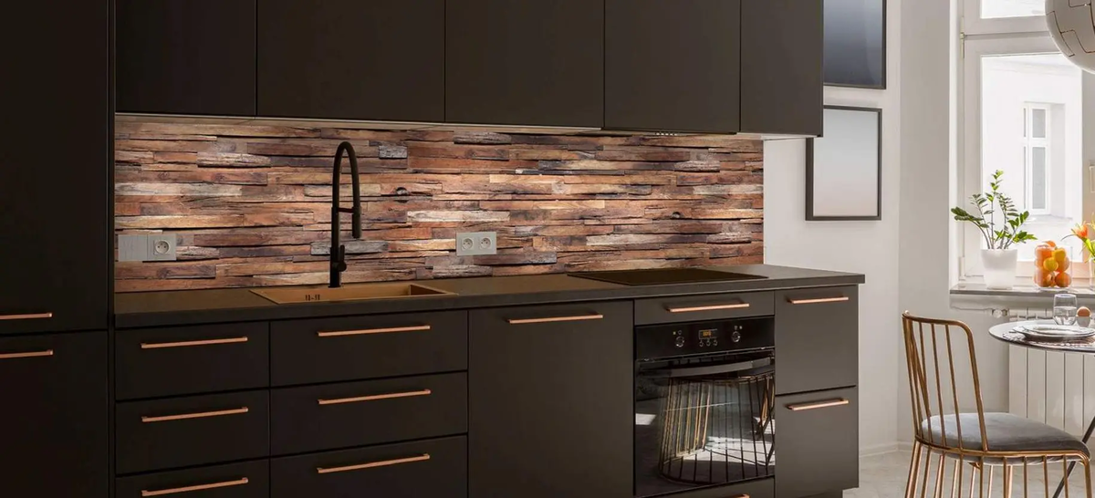 Moderne dunkle Küche mit dunklen Holzelementen