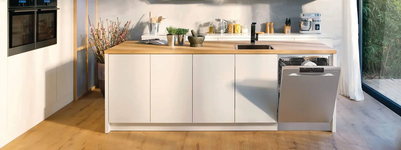 Moderne helle Küche mit Holzoptik