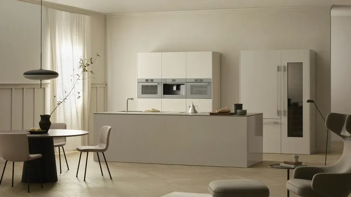 Helle moderne Küche mit einem Essbereich aus Holz