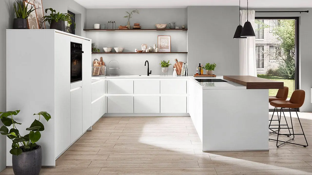 Helle hochmoderne Küche mit Holzelementen