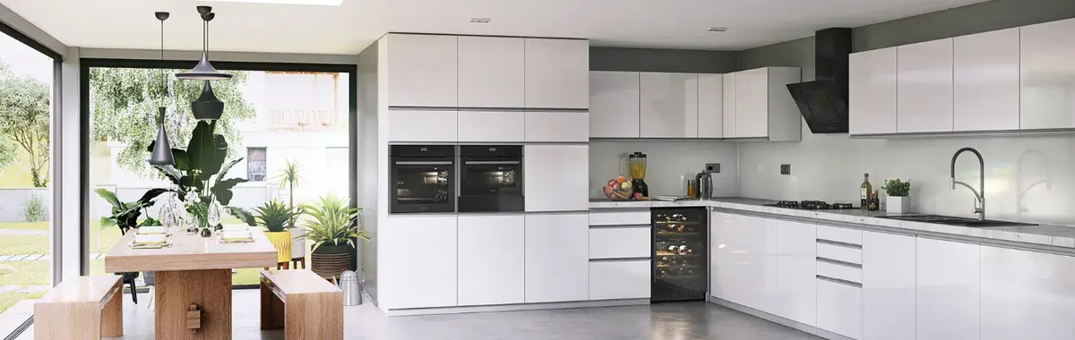 Helle moderne Küche mit einem Essbereich aus Holz