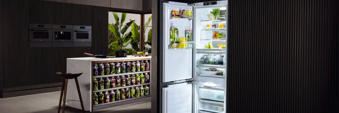 Moderne dunkle Küche mit gefüllten Regalen und einem Kühlschrank