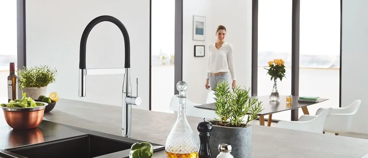 Helle hochmoderne Küche