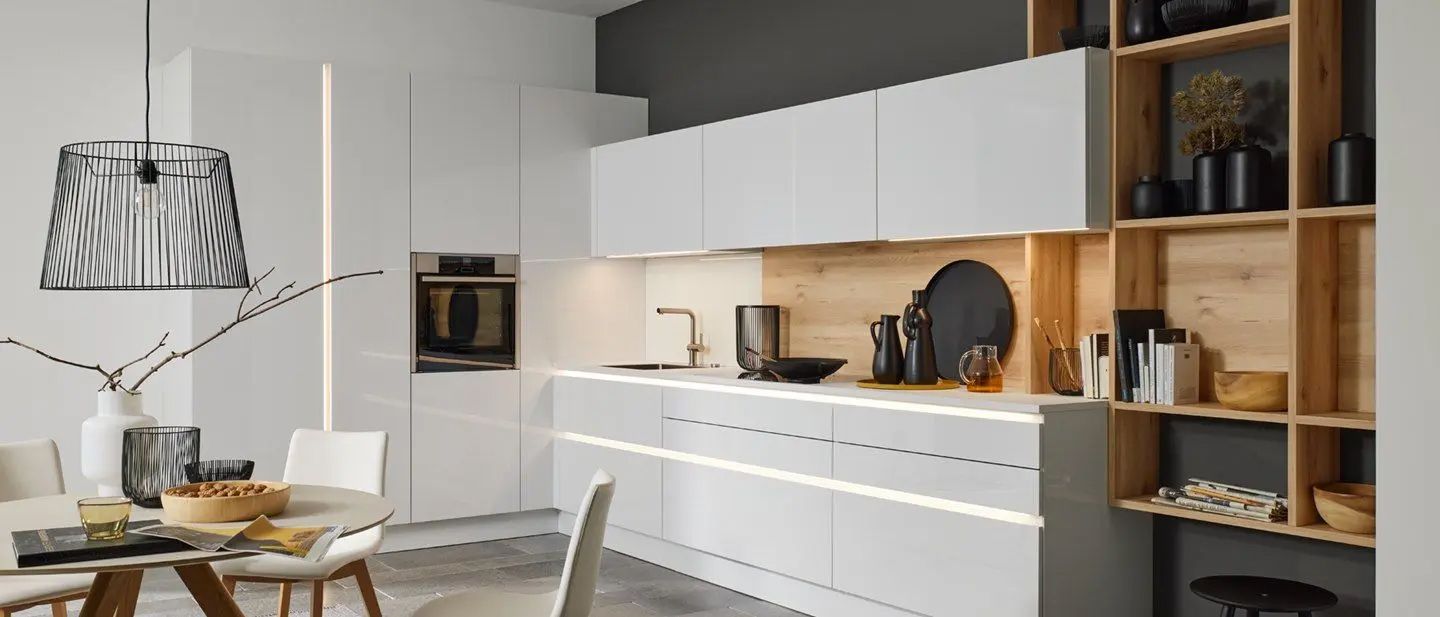Moderne Kücheneinrichtung mit Essbereich, Holzregalen und weißen Schränken