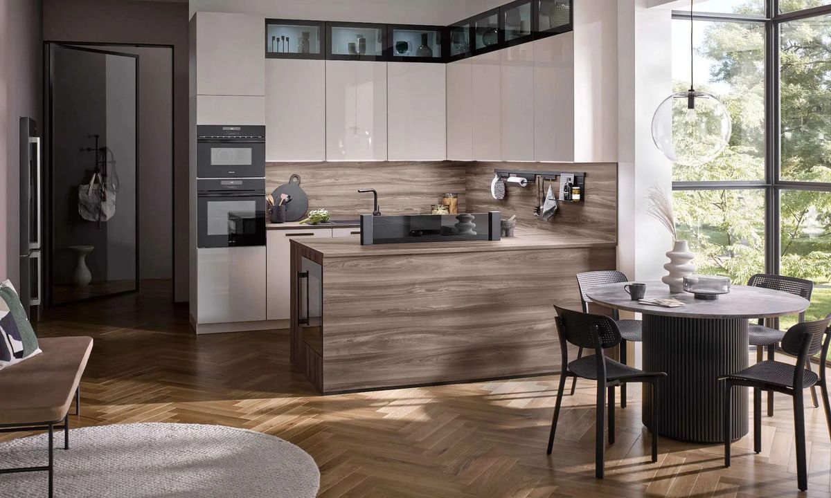 Hochmoderne dunkle Küche mit dunklen Holzschränken